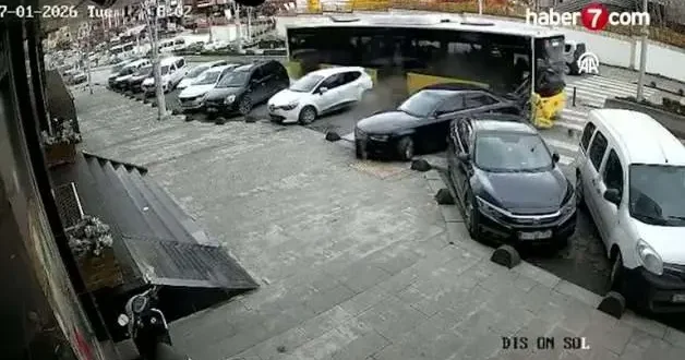 Esenler’de İETT otobüsü park halindeki 2 otomobile çarptı