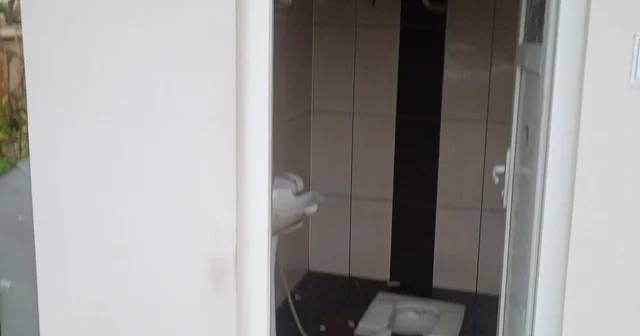 Alanya da umumi tuvaletin camları ve seramiklerini kırdılar Mahalle muhtarı, Adalet peşinizde, mutlaka adalete teslim olacaksınız diyerek tepki gösterdi Antalya Haberleri