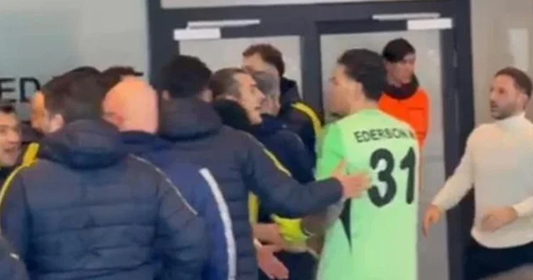 FCSB Fenerbahçe maçının devre arasında ortalık karıştı! Tedesco soyunma odasından fırladı