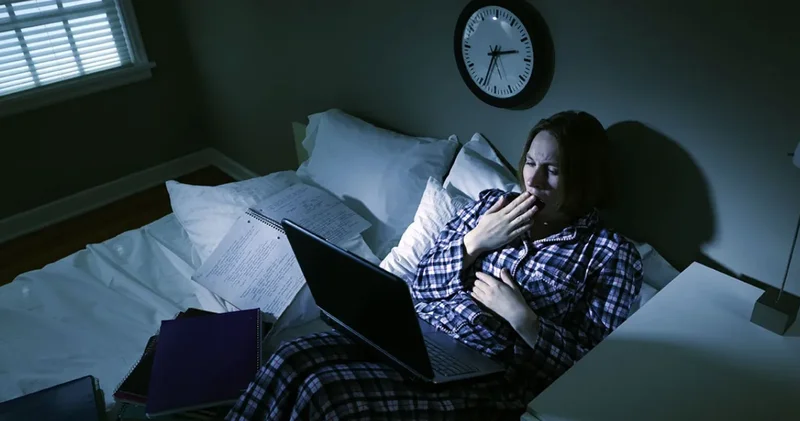 Gece kuşlarına uyarı: Geç saatlerde uyanık kalanlarda kalp ve felç riski artıyor