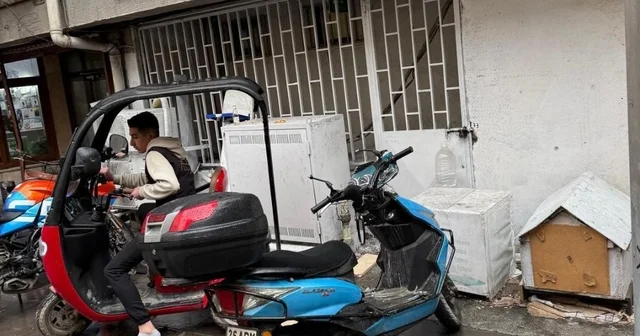Binadan dökülen parçalar aşağıdaki motosikletlere zarar verdi Eskişehir Haberleri