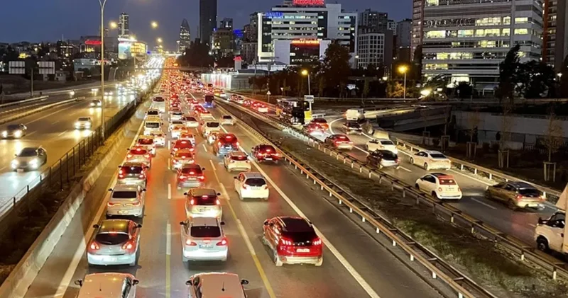 İstanbul trafiğinde kızıllık hakim: Yoğunluk yüzde 87!
