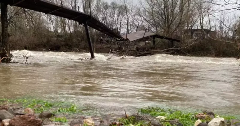 Çanakkale de çay ve dere taştı, yolları su bastı!