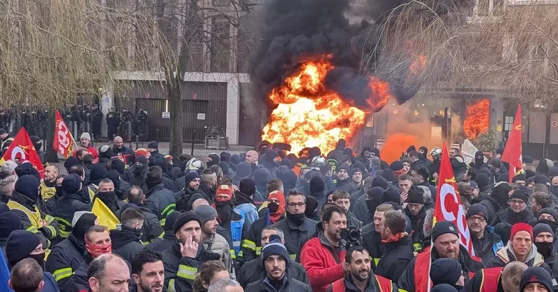 Fransa da itfaiyecilerle polisler karşı karşıya geldi! Arbede çıktı
