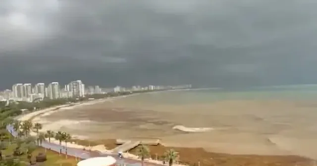 Fırtına ve sel Mersin i vurdu: Kıyı şeridi dalgalara teslim oldu VİDEO İZLE