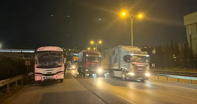 TEM Kocaeli geçişinde servis minibüsü ile TIR çarpıştı; 6 yaralı