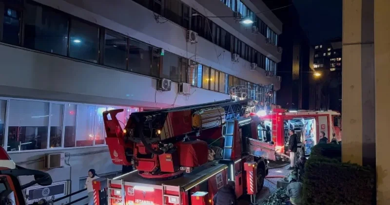 Beyoğlu nda otel yangını: Bina tahliye edildi