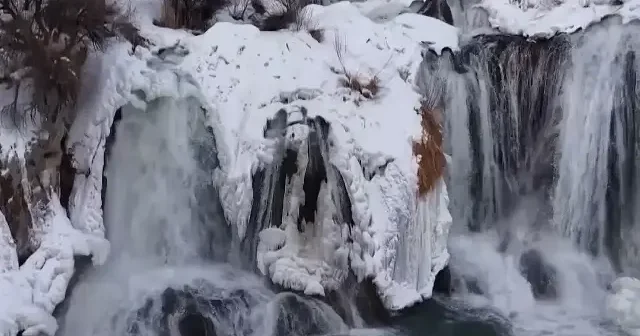 Kısmen donan Muradiye Şelalesi nde kış manzarası VİDEO İZLE