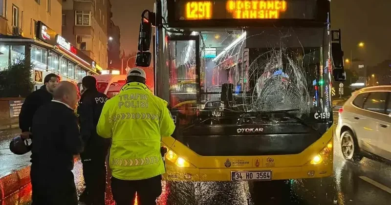 İstanbul da kırmızı ışıkta kaza: İETT otobüsü yayaya çarptı İstanbul Haberleri