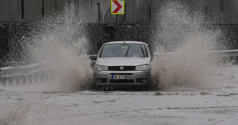 İstanbul’da sağanak! Araçlar ilerleyemedi, iş yerlerini su bastı Son dakika haberleri