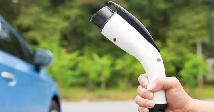 Petrol şokuna ‘elektrikli’ kalkan! Sürücüler bataryayı ekonomik savunma aracına dönüştürüyor