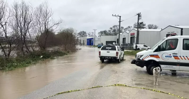 Bursa yı sağanak vurdu! Dereler taştı, ev ve araçlar sular altında kaldı