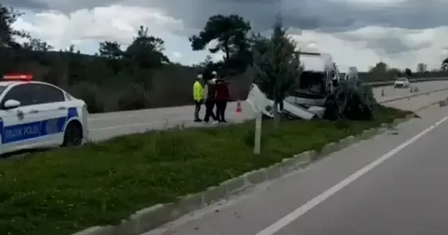 Kontrolden çıkan minibüs refüje çıktı: 2 yaralı VİDEO İZLE
