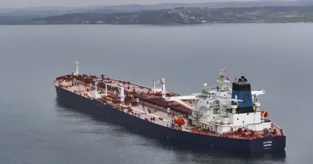 İstanbul açıklarında vurulan Altura isimli tanker havadan görüntülendi VİDEO İZLE