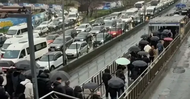 İstanbul da yağmurun da etkisiyle sabah saatlerinde trafik yoğunluğu yaşanıyor VİDEO İZLE