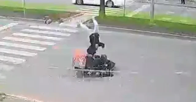 Mersin de motokuryenin yaya geçidinde çocuğa çarptığı kaza kamerada: 1 yaralı Mersin Haberleri