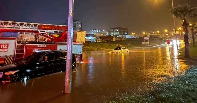 Cizre de araçlarda mahsur kalan 3 kişiyi itfaiye ekipleri kurtardı Şırnak Haberleri