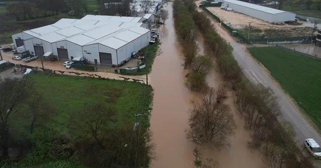 Ürünlü Deresi taştı, araçlar mahsur kaldı Taşan dere dron ile görüntülendi Bursa Haberleri