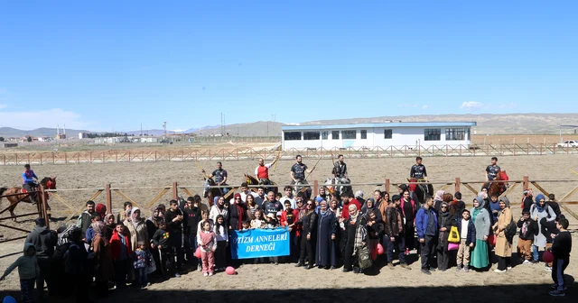 Malatya da atlı cirit sporcuları otizmli çocuklar için gösteri yaptı Malatya Haberleri