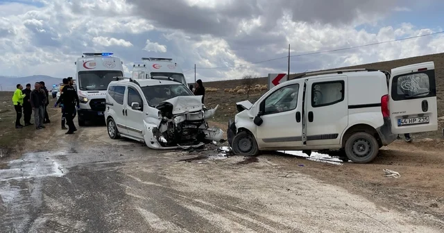 Malatya da iki araç kafa kafaya çarpıştı: 4 yaralı Malatya Haberleri