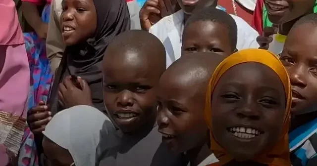 Uganda’da yetim çocuklar Kabe’de hacılar ilahisiyle duygulandırdı VİDEO İZLE