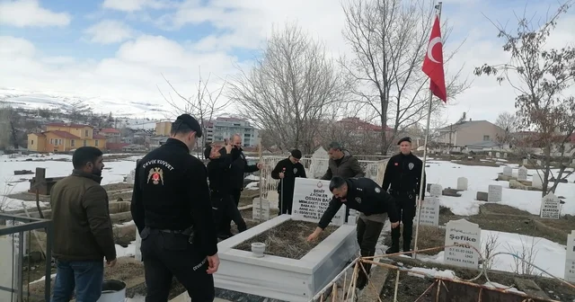 Kahraman şehitlerimizin aziz hatırasına sahip çıktılar Hınıs polisi şehit kabirlerini tek tek temizleyip bakımdan geçirdi Erzurum Haberleri