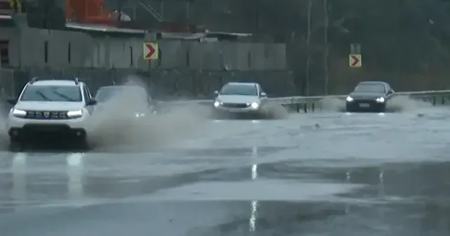 İstanbul da sağanak aralıksız devam ediyor VİDEO İZLE