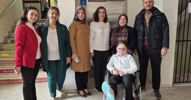 Minik Zeynep için eğitim artık daha rahat Annesinin her gün kucağında taşıdığı kız için okula engelli asansörü yapıldı Küçük kız, asansör sayesinde artık kendi başına rahatça sınıfına inip çıkabilecek Eskişehir Haberleri