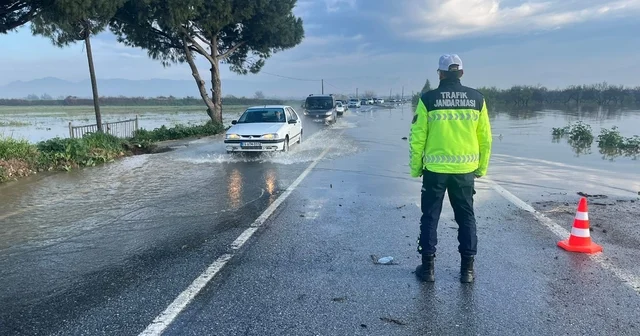 Menderes Nehri taştı İncirliova Koçarlı yolu sular altında kaldı Aydın Haberleri