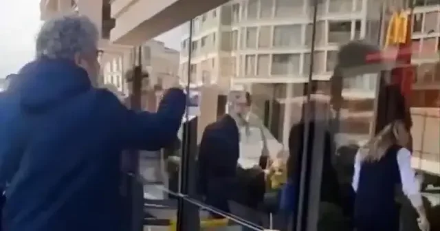 Üsküdar’da vicdan sahibi insanlar soykırımın finansörü McDonald s’ta yemek yiyenlere isyan etti: Biraz az vicdanı olan buradan kalkar gider VİDEO İZLE