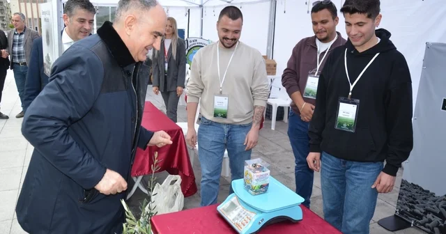 Vali Özkan atık pil teslim etti, zeytin fidanı aldı Manisa Haberleri