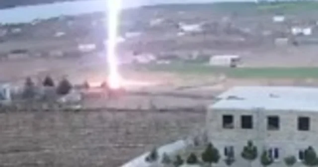 Kayseri de boş araziye yıldırım düşme anı kamerada Kayseri Haberleri