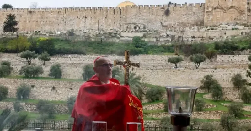 İsrail polisi engellemişti! Kardinal Pizzaballa Zeytin Dağı ndan Kudüs ü kutsadı