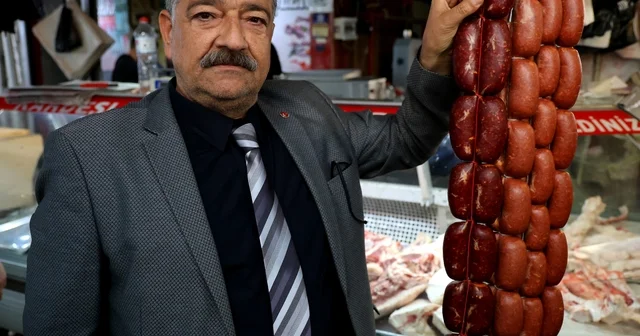 Uzmanından vatandaşa ucuz sucuk uyarısı Sucuk alırken mutlaka etiketteki karekod okutulmalı Adana Kasaplar Odası Başkanı Saruhan Yağmur: Sucuğun kilosu şu anda 800 850 lira, ucuz ürünlere kanmamak lazım Adana Haberleri