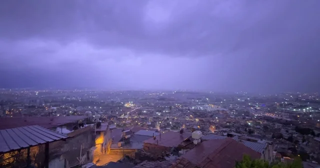 Şimşeklerin geceyi aydınlattığı Hatay da dolu yağışı yolları göle çevirdi Hatay Haberleri