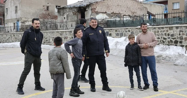 Erzurum Emniyet Müdürü Karaburun öğrencilerle futbol oynadı Erzurum Haberleri