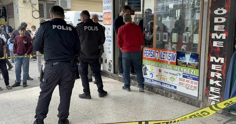 Adana da kasklı saldırgan esnafı dükkanında başından vurup kaçtı