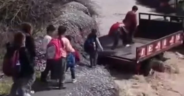 Öğrenciler, debisi yükselen dereyi traktörle geçti Şırnak Haberleri