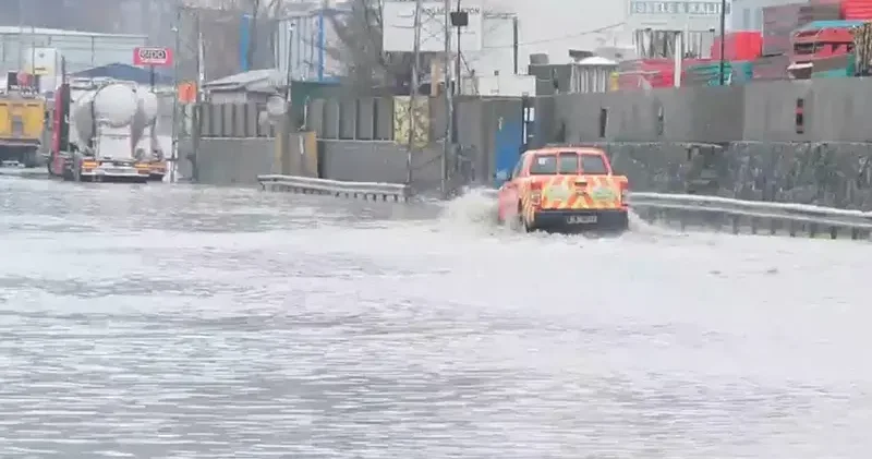 Sarıyer de yollar göle döndü; sürücüler ilerlemekte güçlük çekti