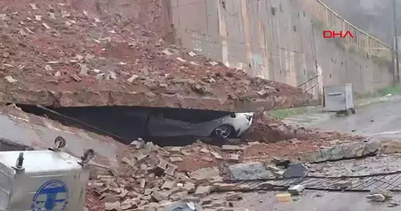 Maltepe de ortaokulun istinat duvarı çöktü