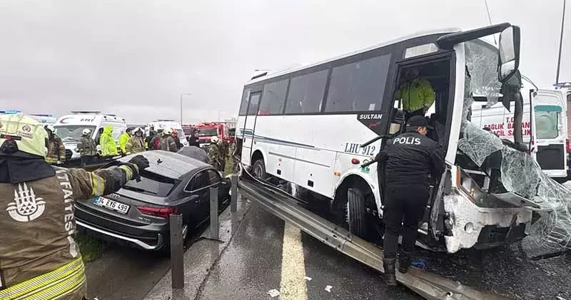 Başakşehir de servis minibüsünün karıştığı zincirleme kaza