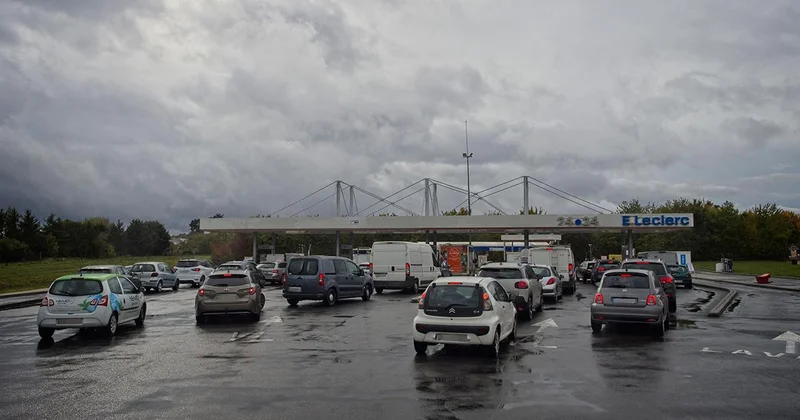 Fransa da sürücüler yüzlerce istasyonda akaryakıt sıkıntısı yaşandığını bildiriyor