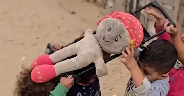 Gazze’de çocukların oyunu bile cenaze: Oyuncak bebekle şehit taşıdılar VİDEO İZLE