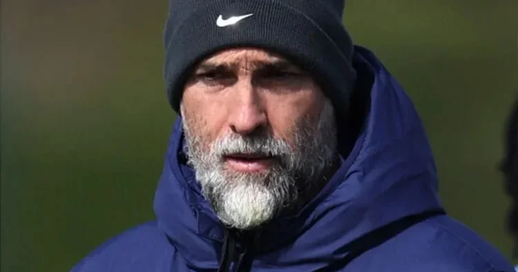 5 maçta 1 puan alıp takımı düşme hattının dibine getirince görevine son verildi