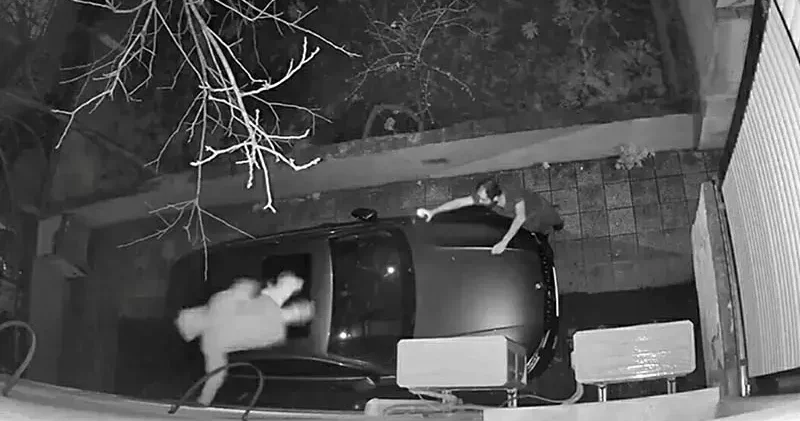 Hırsızlık için tırmandığı binada fark edilince, otomobilin üzerine atlayıp, kaçtı