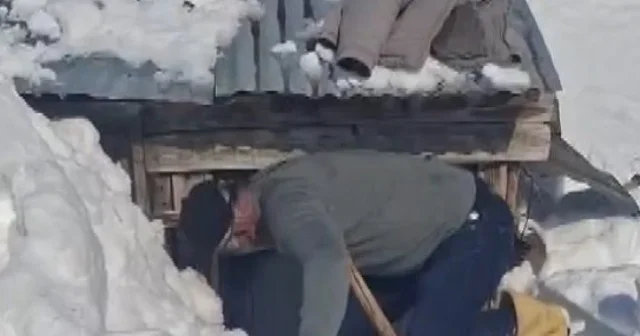 Bahar hazırlığı için gittikleri köyde metrelerce karla karşılaştılar Erzincan Haberleri