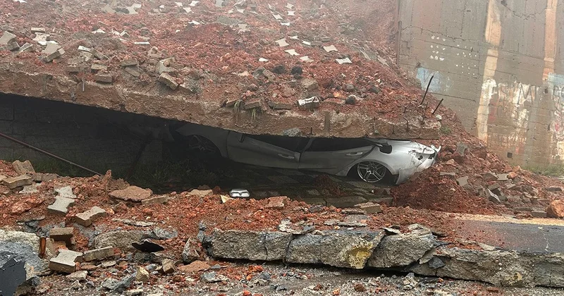 İstanbul u sağanak vurdu: Metro ve yollar su altında kaldı, duvar çöktü