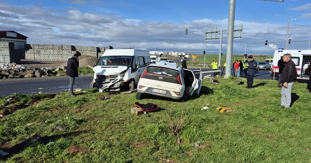 Öğrenci servis minibüsü ile otomobil çarpıştı: 13 yaralı Diyarbakır Haberleri