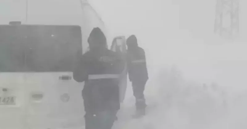 İran sınırında kar alarmı! 5 araç mahsur kaldı, ekipler harekete geçti