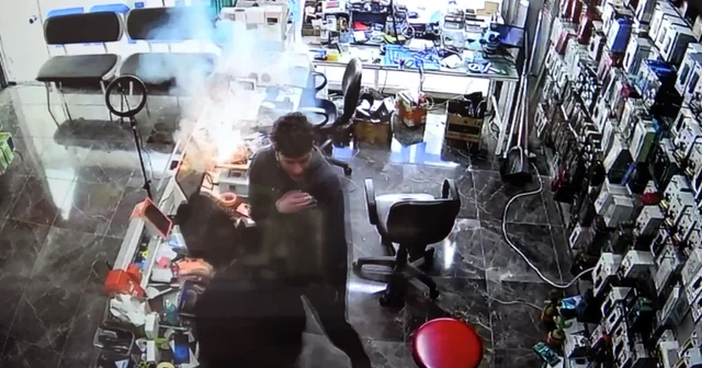 Tamire getirilen cep telefonunun bataryası patladı; o anlar kamerada Aksaray Haberleri